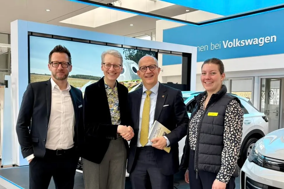 Vier Personen posieren in einem Autohaus. Von links: Oliver Boos, Petra Pientka, Ralf Schwarzkopf und Anna-Meta Pientka.