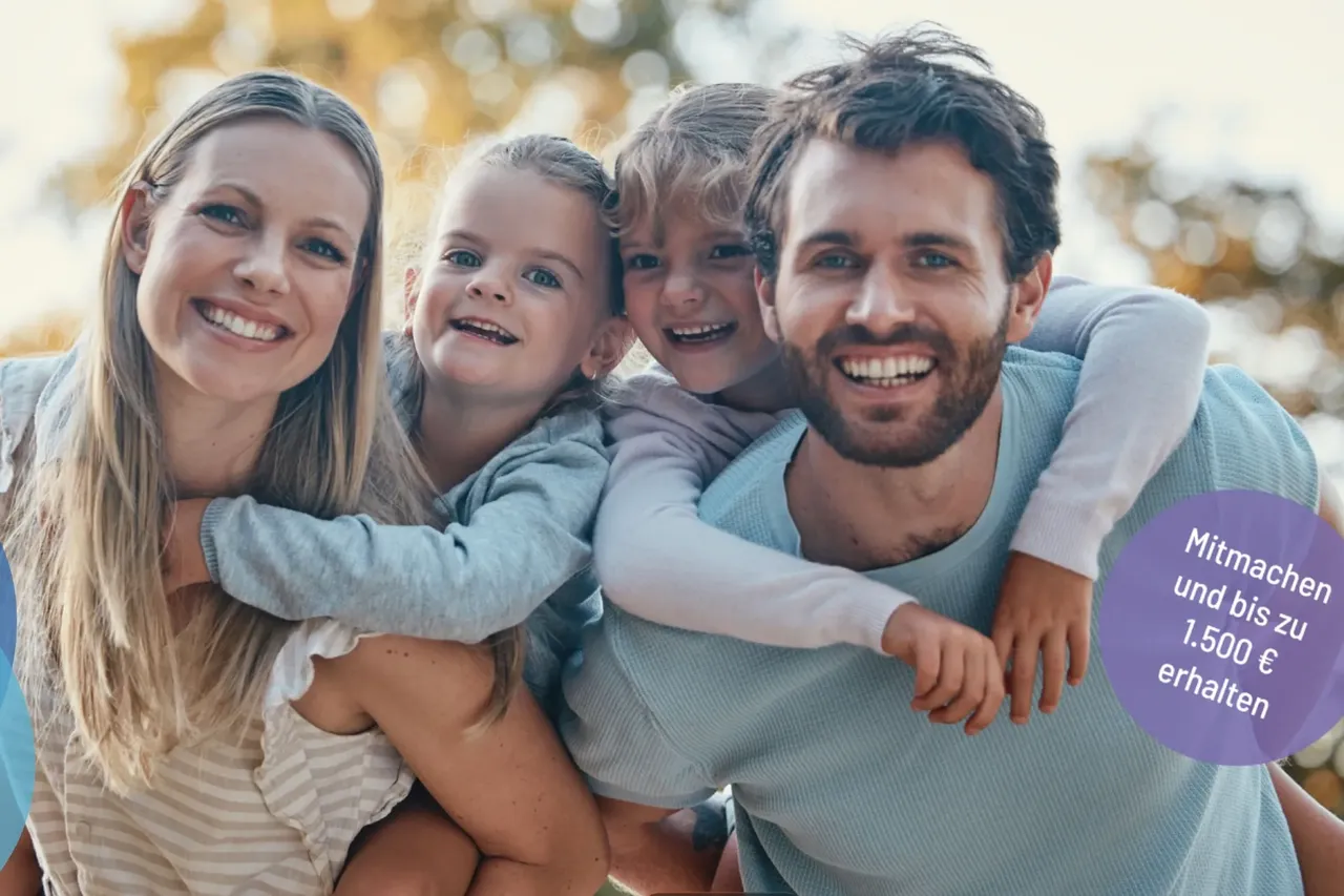 Familie mit zwei Kindern lächelt in die Kamera, umgeben von herbstlichen Blättern. Ein violettes Feld mit dem Text „Mitmachen und bis zu 1.500 € erhalten“ befindet sich rechts im Bild.