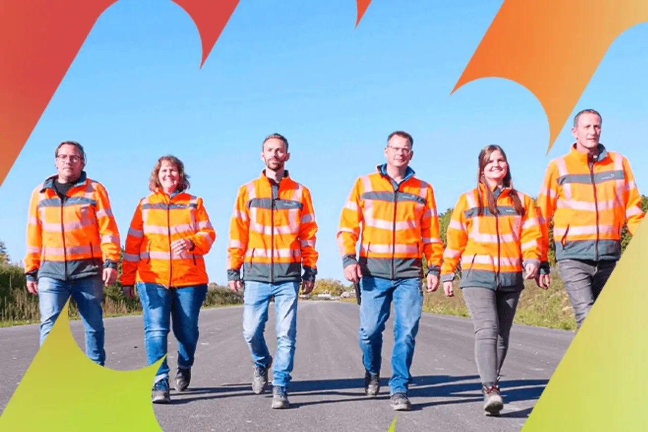 Eine Gruppe von sechs Personen in orangefarbenen Warnwesten geht auf einer Landstraße. Im Hintergrund ein blauer Himmel und farbige grafische Elemente.
