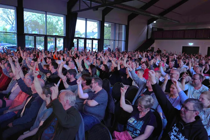 Volles Publikum bei der Improvisationsshow „Gute Frage“ mit Wigald Boning und Bernhard Hoëcker in der Herscheider Gemeinschaftshalle, viele Zuschauer heben die Hände.
