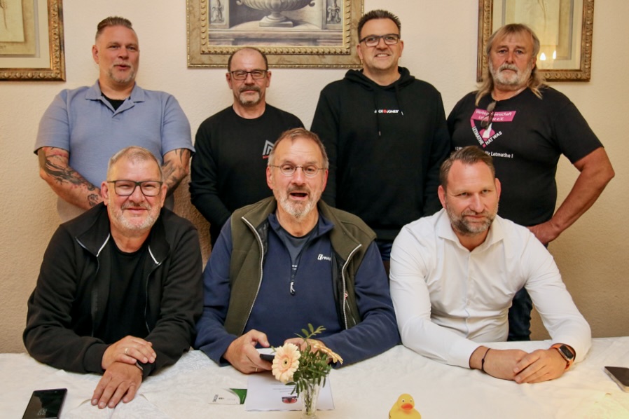 Iserlohns Bürgermeister Michael Joithe sitzt mit den neu gewählten Vorstandsmitgliedern zusammen. Sie posieren für ein Gruppenfoto.