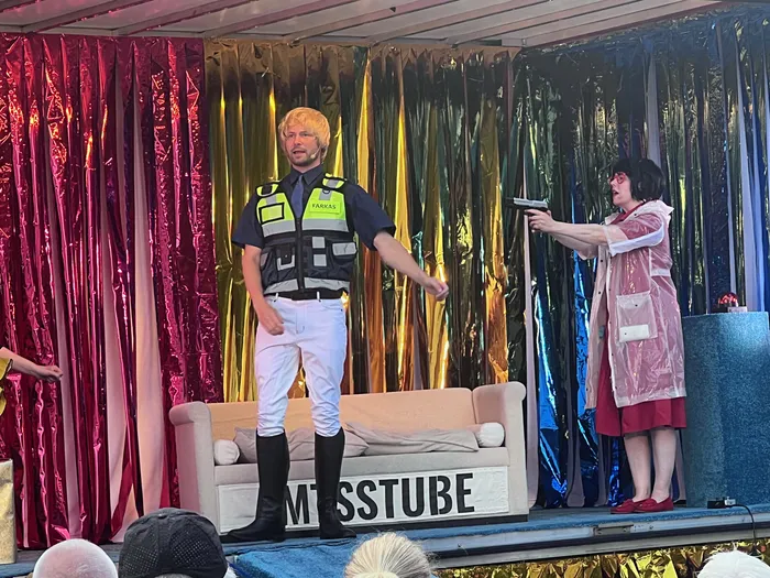 Ein Mann in einer Polizeiuniform mit dem Namensschild 