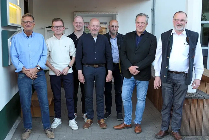 Sieben Männer stehen nebeneinander vor einem hellen Gebäude. Von links nach rechts: Wolfgang Bröcker, Maximilian Holthaus, Simon Czapla, Dirk Voß, Uwe Feuerer, Thomas Hartung und Eberhard Kaufmann, der Vorstand der CDU Herscheid.