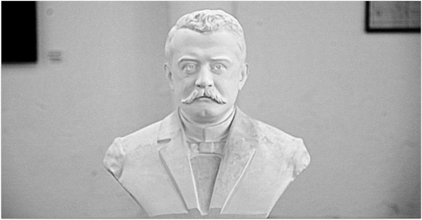 Stuckbüste des Luftfahrtpioniers Carl Berg mit Schnurrbart und Anzug, geschaffen von Wilhelm Hüsgen.