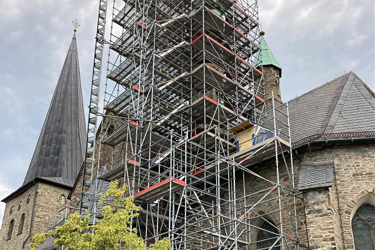 Gerüst umgibt einen der beiden Türme der Christuskirche Plettenberg während Sanierungsarbeiten.