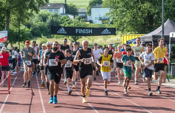 Läufer durchqueren die Ziellinie eines Crosslaufes in Oberbrügge, erkennbar an der „FINISH“-Bande und den Startnummern der Sportler.