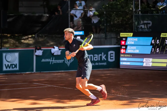 Jérôme Kym bereitet sich auf einem Sandplatz auf einen Tennisschlag vor.