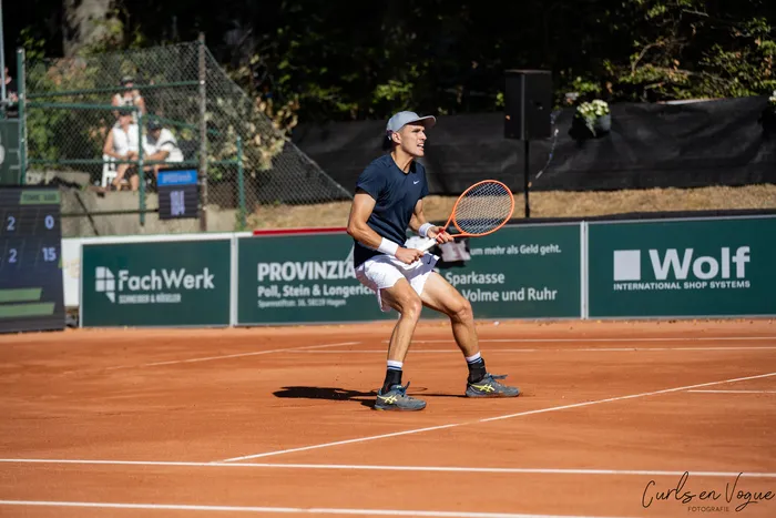 Zsombor Piros steht mit Tennisschläger in spielbereiter Haltung auf einem Sandplatz.
