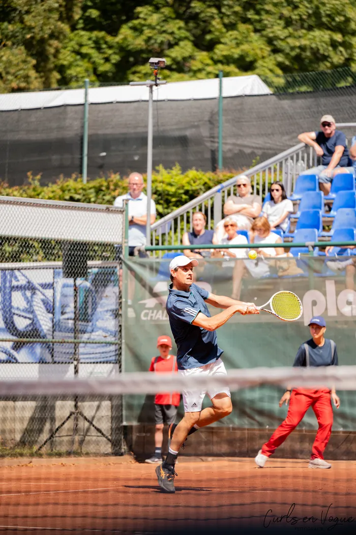 Ein Tennisspieler schlägt einen Ball auf einem Sandplatz während der Platzmann Open 2026.