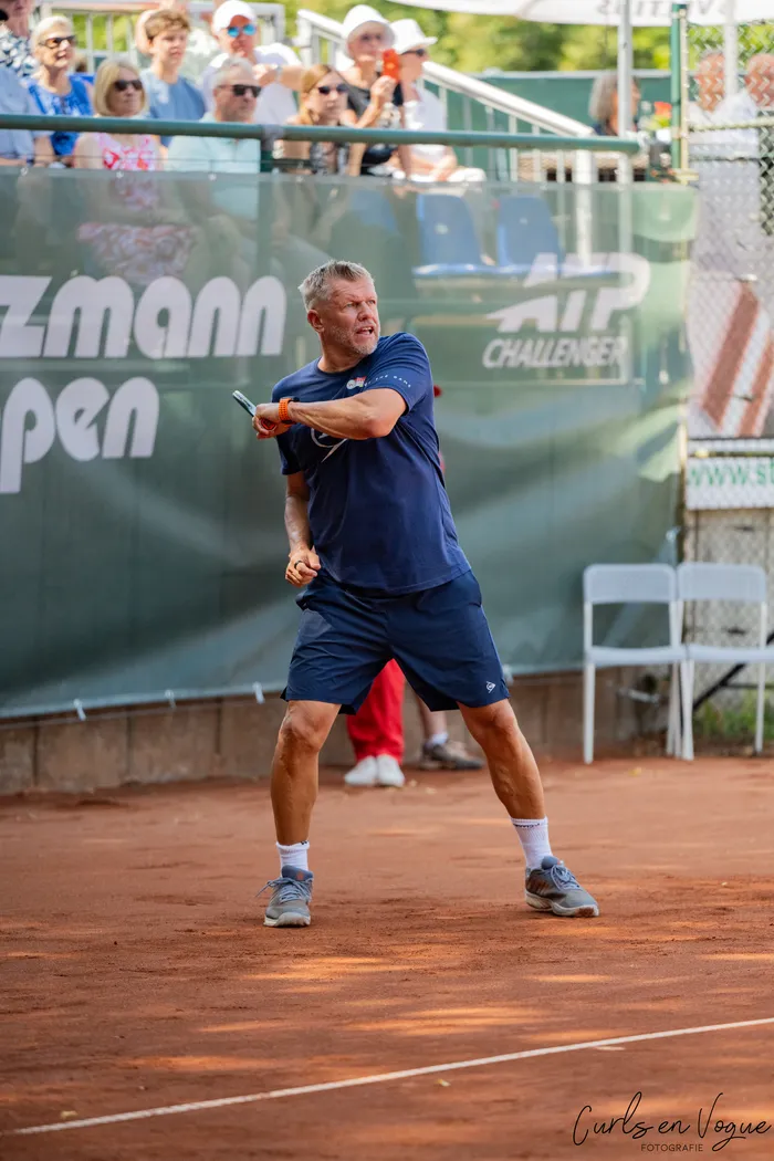 Ein Mann in blauer Sportkleidung spielt Tennis auf einem Sandplatz bei den Platzmann Open 2026.