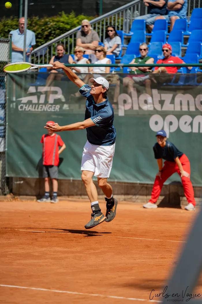 Ein Tennisspieler springt bei einem Aufschlag auf einem Sandplatz während der Platzmann Open 2026 hoch.