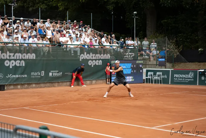Tom Gentzsch in einer tiefen Spielposition auf einem Sandplatz während der Platzmann Open 2026.