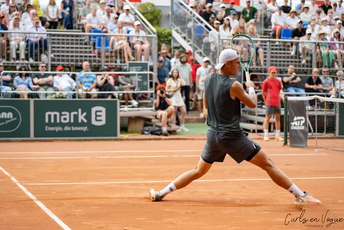 Tom Gentzsch in einer Spielszene auf einem Sandplatz bei den Platzmann Open 2026.