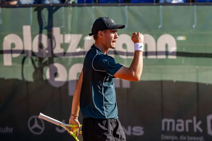 Tennisspieler Nikolai Barsukov mit geballter Faust nach einem langen Match.