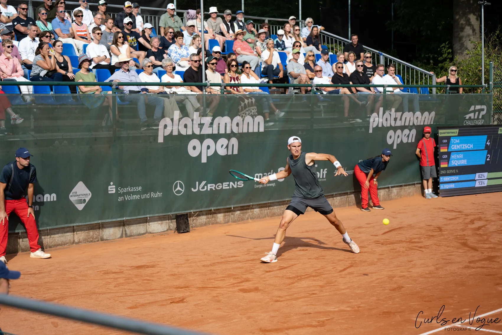 Tom Gentzsch spielt auf einem Sandplatz während eines Tennisspiels bei den Platzmann Open.