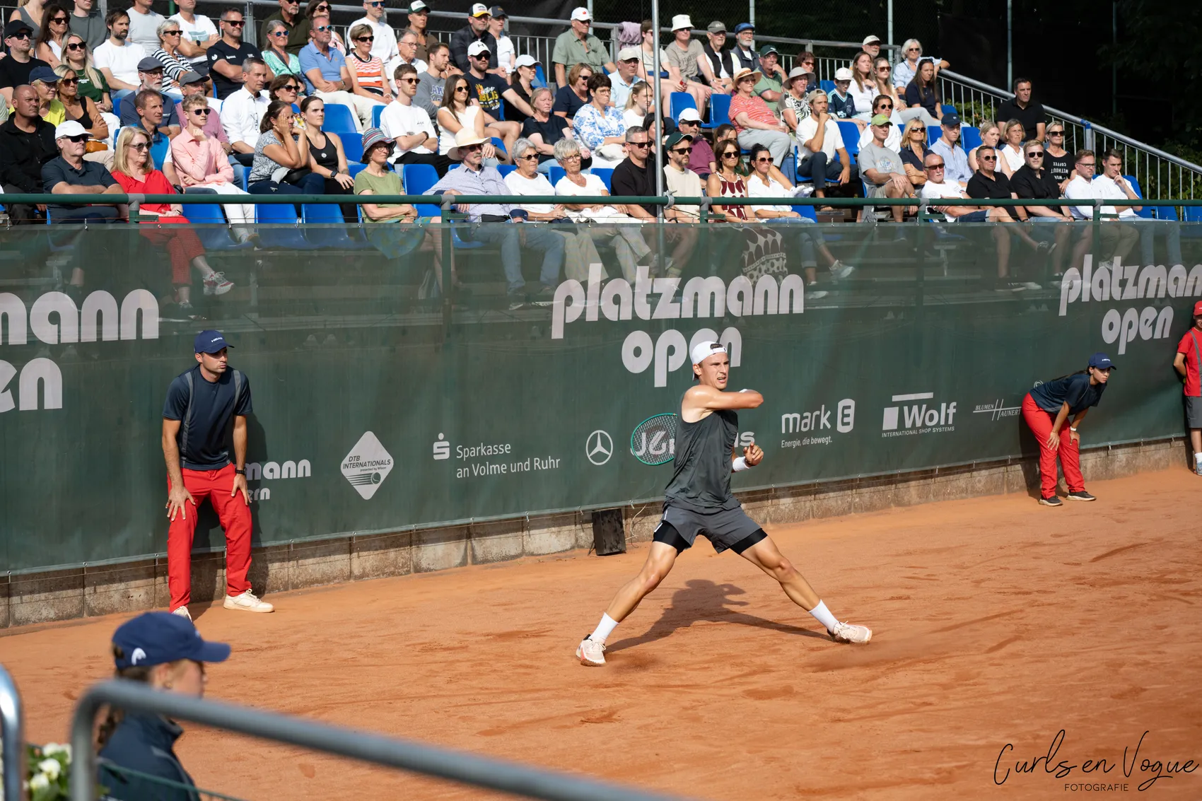 Tom Gentzsch in einer dynamischen Bewegung auf einem Sandplatz während der Platzmann Open.