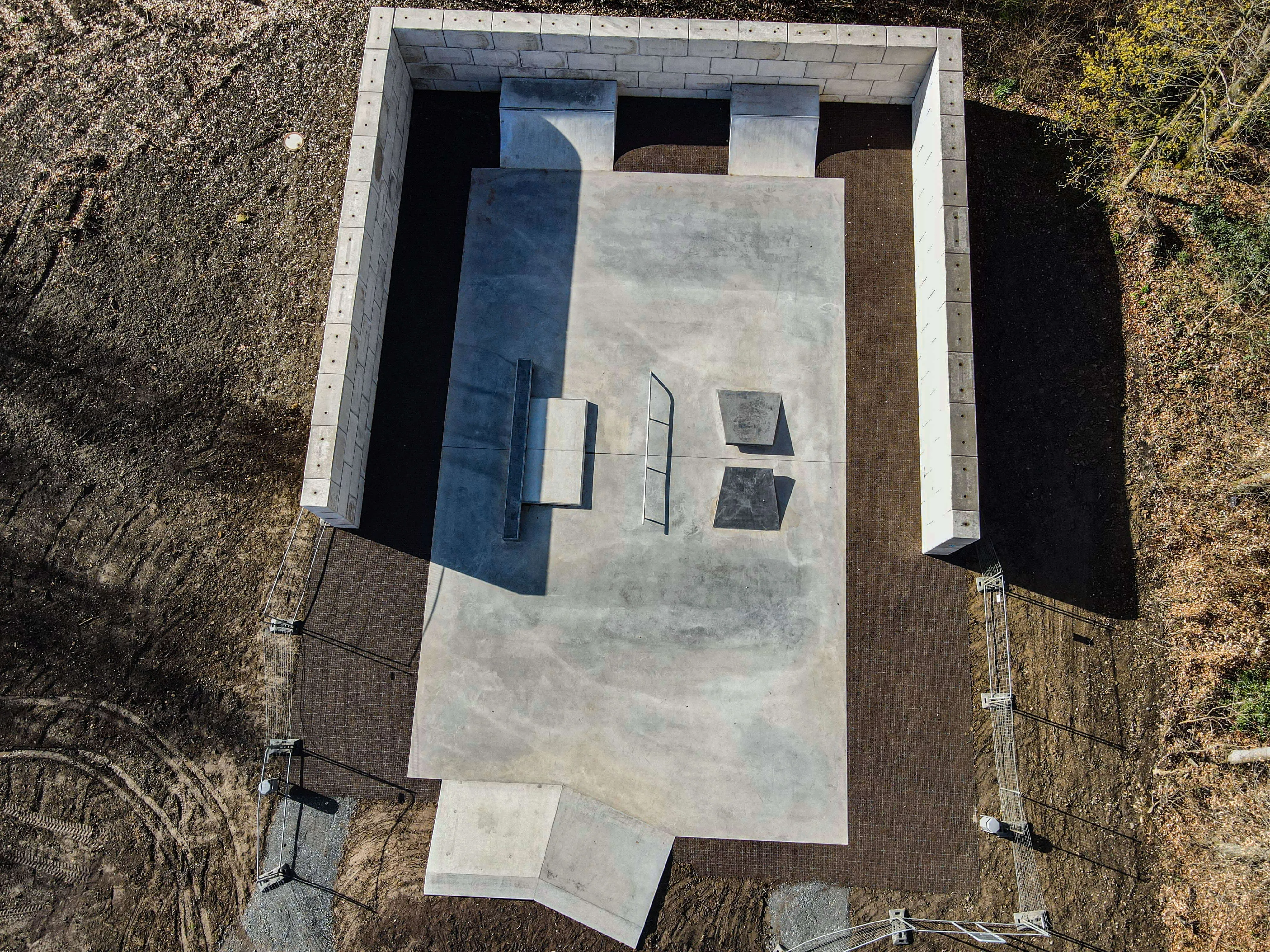 Luftaufnahme der neuen Skate- und Bikeanlage in Halver mit Rampe, Treppe und verschiedenen Elementen aus Beton.