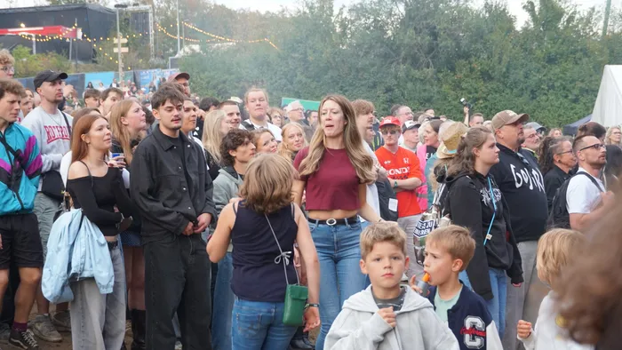 Eine Menschenmenge bei einem Open-Air-Event auf der Bautz26 Collabo Stage.