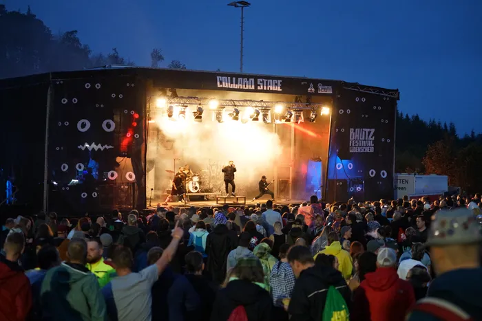 Die Band Callejon tritt auf der beleuchteten Collabo Stage vor einer großen Menschenmenge beim Bautz26 Festival auf.