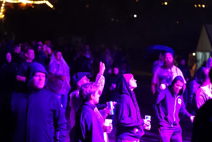 Menschenmenge bei einem Konzert auf der Collabo Stage, beleuchtet durch violettes Licht.