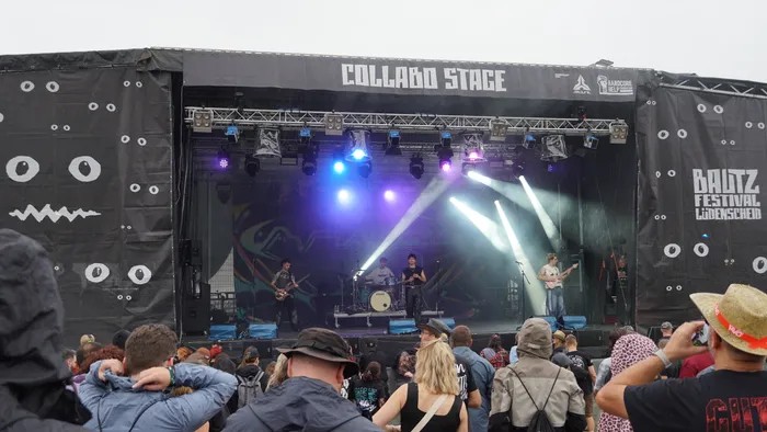Die Band Avralize tritt auf der Collabo Stage beim Baltz Festival vor einem Publikum auf.