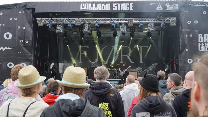 Die Band Fjort tritt auf der Collabo Stage vor einer Zuschauermenge auf.