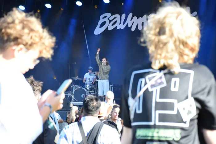 Eine Sängerin hebt den Arm während ihres Auftritts auf der Bühne beim Bautz 2026 Festival.