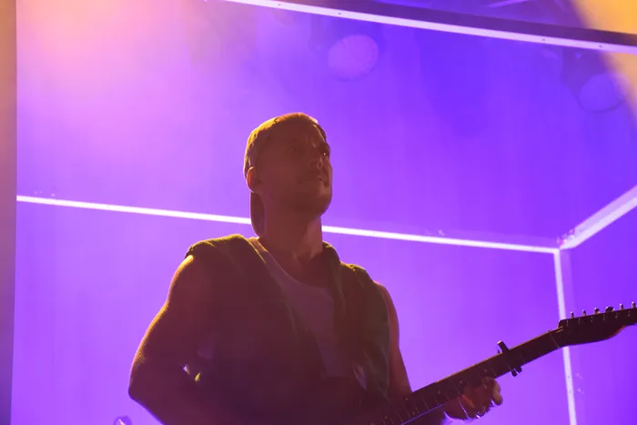 Ein Musiker spielt unter lila und pinkfarbenem Bühnenlicht E-Gitarre auf der Main Stage beim Bautz 2026.