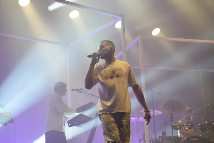 Der Sänger der Band ClockClock singt mit einem Mikrofon auf der Main Stage beim Bautz 2026, während im Hintergrund ein Keyboarder und ein Schlagzeuger zu sehen sind.
