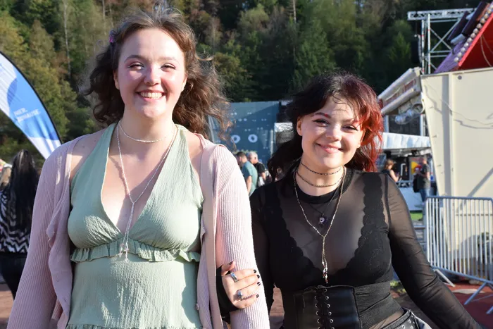 Zwei lächelnde junge Frauen posieren bei Sonnenschein auf dem Festival Bautz 2026.