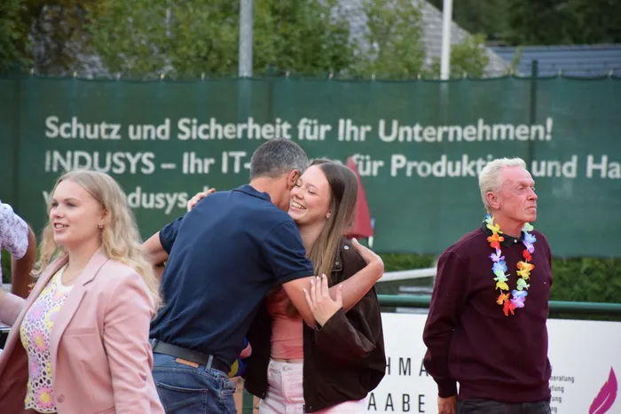 Ein Mann und eine Frau umarmen sich lachend bei der Feier zum 20-jährigen Jubiläum der MTC/TC Halver Open.