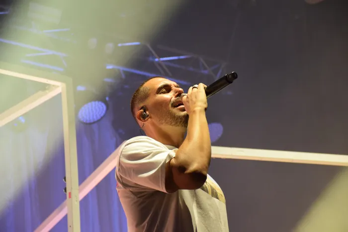 Der Sänger ClockClock singt mit geschlossenen Augen in ein Mikrofon auf der Main Stage.