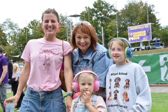 Zwei Frauen und zwei Kinder mit Kopfhörern lächeln gemeinsam bei der Veranstaltung „Bautz Samstag 2026“.