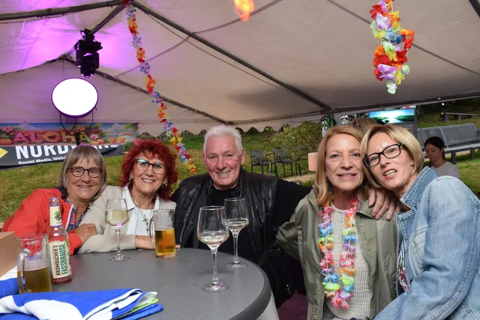 Fünf Personen sitzen an einem Tisch mit Getränken unter einem Festzelt bei der Feier zum 20-jährigen Jubiläum der MTC/TC Halver Open.