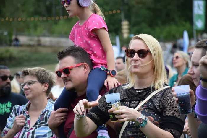 Menschenmenge beim Bautz Samstag 2026, darunter ein Kind auf den Schultern eines Mannes und eine Frau mit Sonnenbrille und einem Getränk.