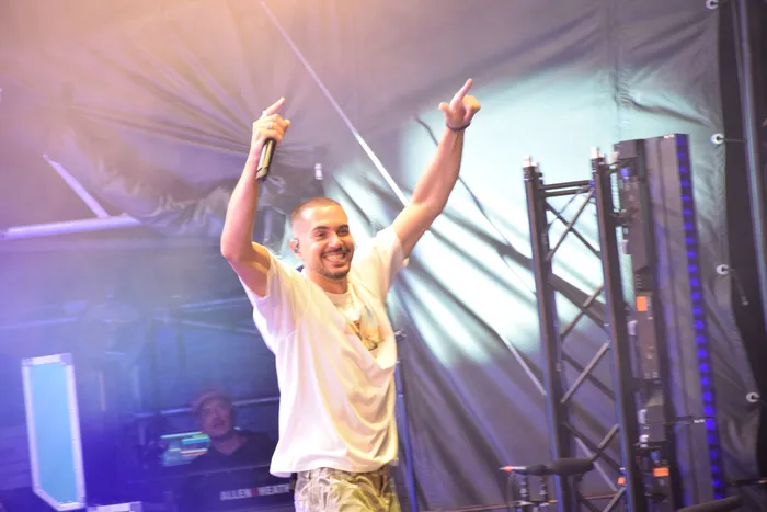 ClockClock mit erhobenen Armen und einem Lächeln auf der Main Stage beim Bautz 2026.