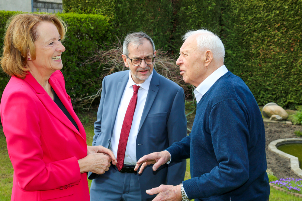 Dagmar Freitag und Michael Scheffler unterhalten sich mit dem Geburtstagskind Heinz-Alfred Steiner im Garten.