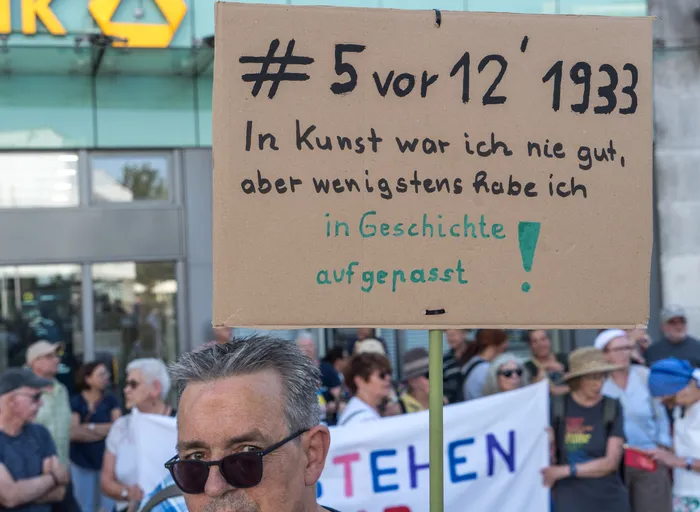 Pappschild mit der Aufschrift „# 5 vor 12 ' 1933. In Kunst war ich nie gut, aber wenigstens habe ich in Geschichte aufgepasst !“ bei einer Demonstration.
