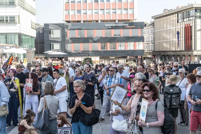 Eine Menschenmenge bei einer Kundgebung gegen Rechts vor einem Gesundheitszentrum in Lüdenscheid.