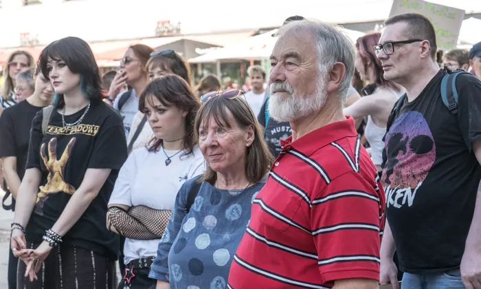 Eine Gruppe von Menschen unterschiedlichen Alters bei einer Kundgebung gegen die AfD in Lüdenscheid.