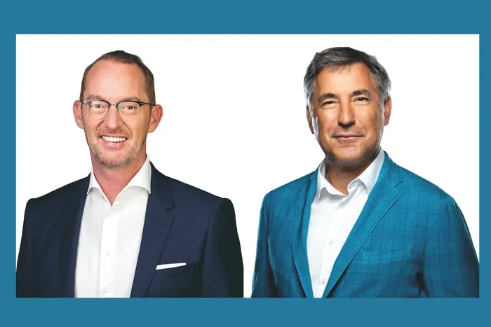 Harald Wirtz links und Wolfgang Brück rechts, beide in Anzug und Hemd, blicken in die Kamera. Wirtz wird neuer geschäftsführender Gesellschafter der Iserlohn Roosters.