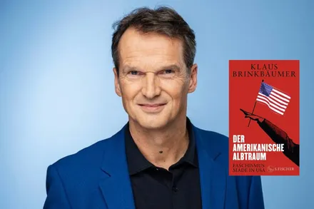 Porträt von Klaus Brinkbäumer neben dem Cover seines Buches „Der amerikanische Albtraum“, das eine US-Flagge in der Hand zeigt.