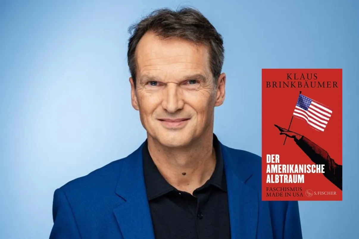 Porträt von Klaus Brinkbäumer neben dem Cover seines Buches „Der amerikanische Albtraum“, das eine US-Flagge in der Hand zeigt.