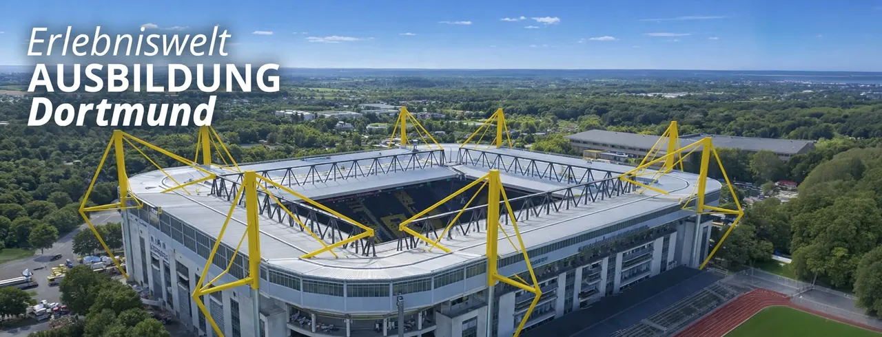 Luftaufnahme des Signal Iduna Parks in Dortmund mit dem Schriftzug „Erlebniswelt Ausbildung“ im Vordergrund. Die Veranstaltung bietet Berufsorientierung für Jugendliche.