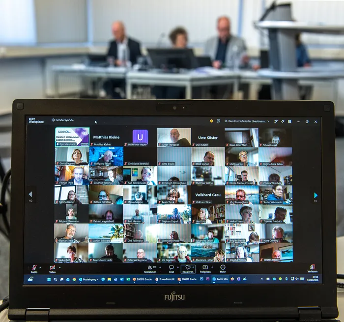 Ein Laptop zeigt die Videokonferenz der digitalen Sondersynode mit vielen Teilnehmern in einer Rasteransicht.