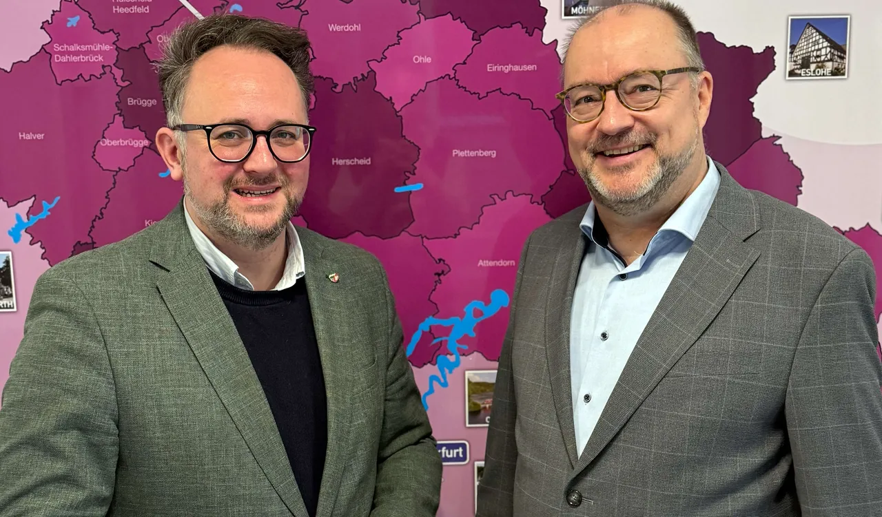 Zwei lächelnde Männer, Superintendent Dr. Christof Grote und Landtagsabgeordneter Matthias Eggers, stehen vor einer Karte des Kirchenkreises Lüdenscheid-Plettenberg.