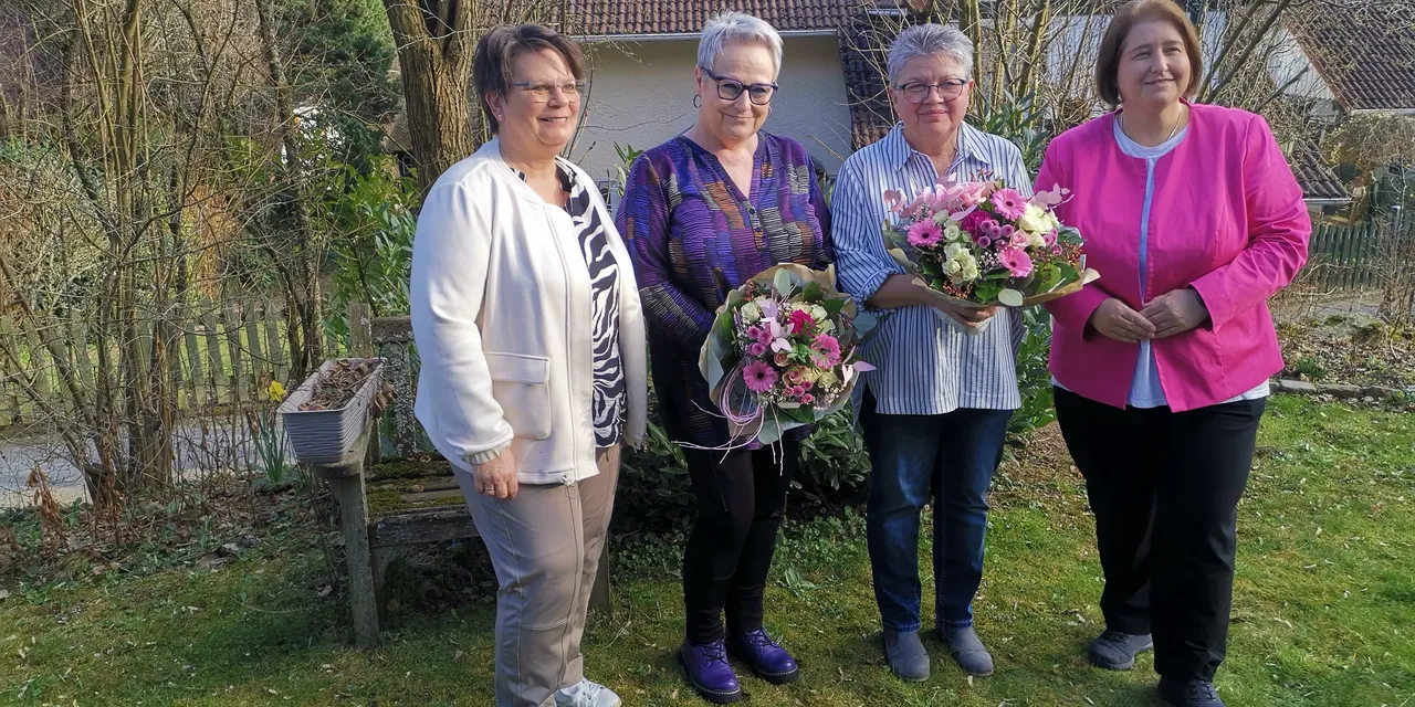 Vier Frauen mit Blumensträußen stehen lächelnd im Garten. Von links: Tatjana Cordt, Christiane Wilk, Verena Knabe und Bettina Lugk.