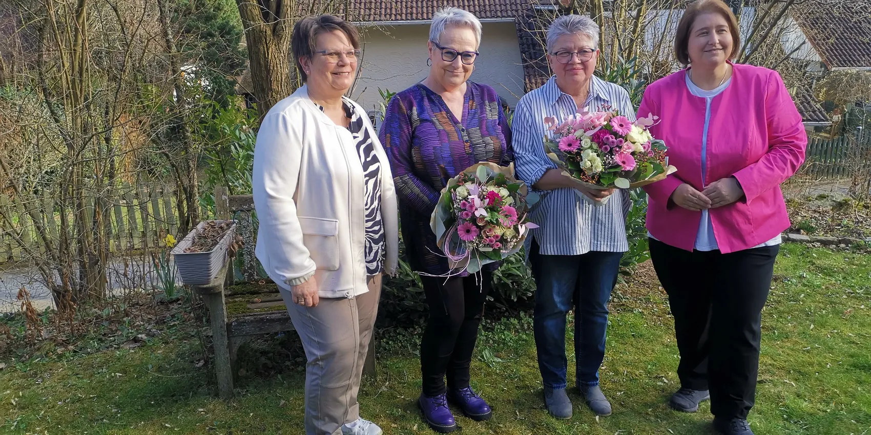 Vier Frauen mit Blumensträußen stehen lächelnd im Garten. Von links: Tatjana Cordt, Christiane Wilk, Verena Knabe und Bettina Lugk.