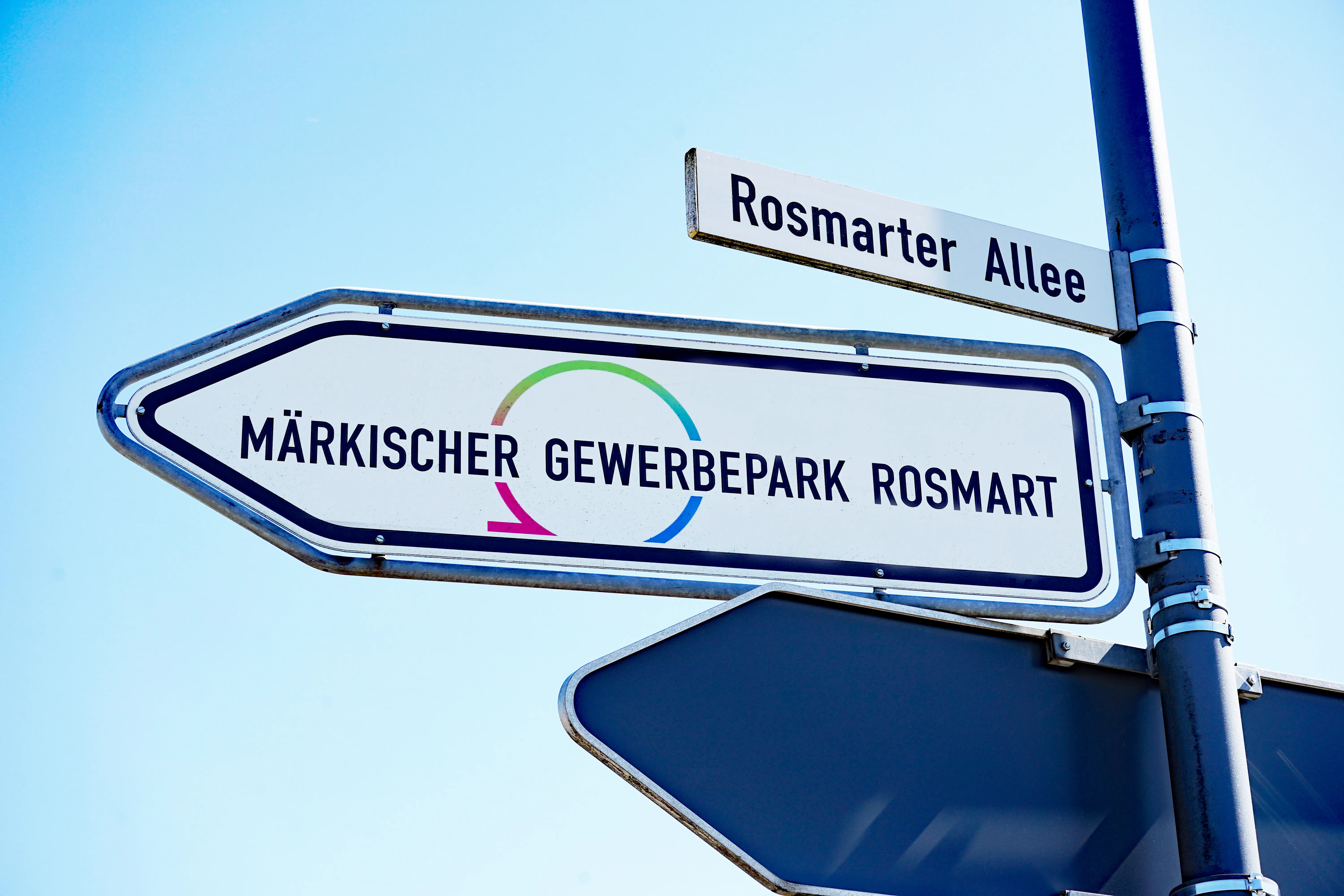 Weis-blaue Beschilderung weist nach Rosmarter Allee und zum Märkischen Gewerbepark Rosmart.