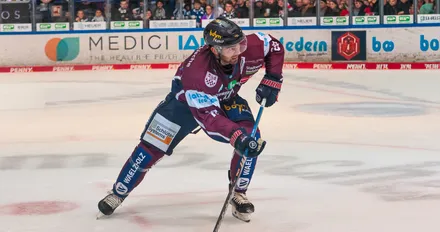 Eishockeyspieler Eric Cornell in voller Ausrüstung beim Schlittschuhlaufen auf dem Eis, mit Schläger in der Hand und Blick nach vorne gerichtet.
